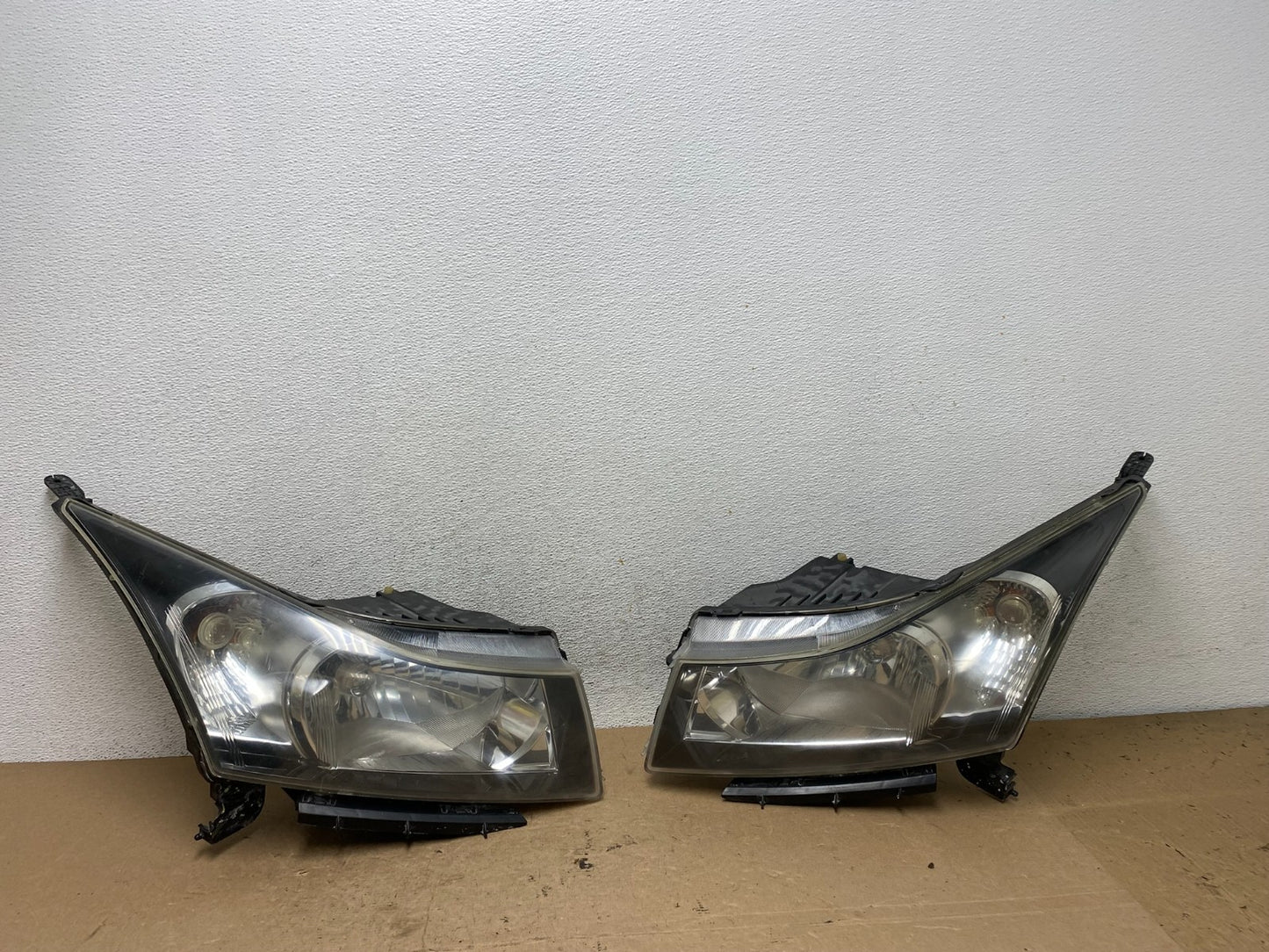 2011 to 2015 Chevrolet Cruze Halogen Left+Right Set Headlights AF4978 DW0