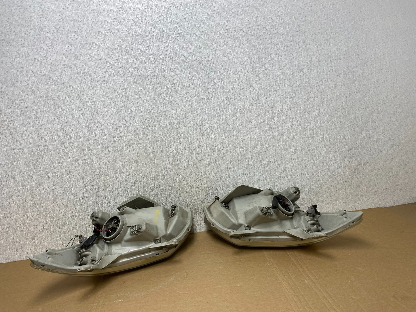 2005 to 2008 Pontiac Vibe Left+Right Side Headlights Halogen AF9906 DW8