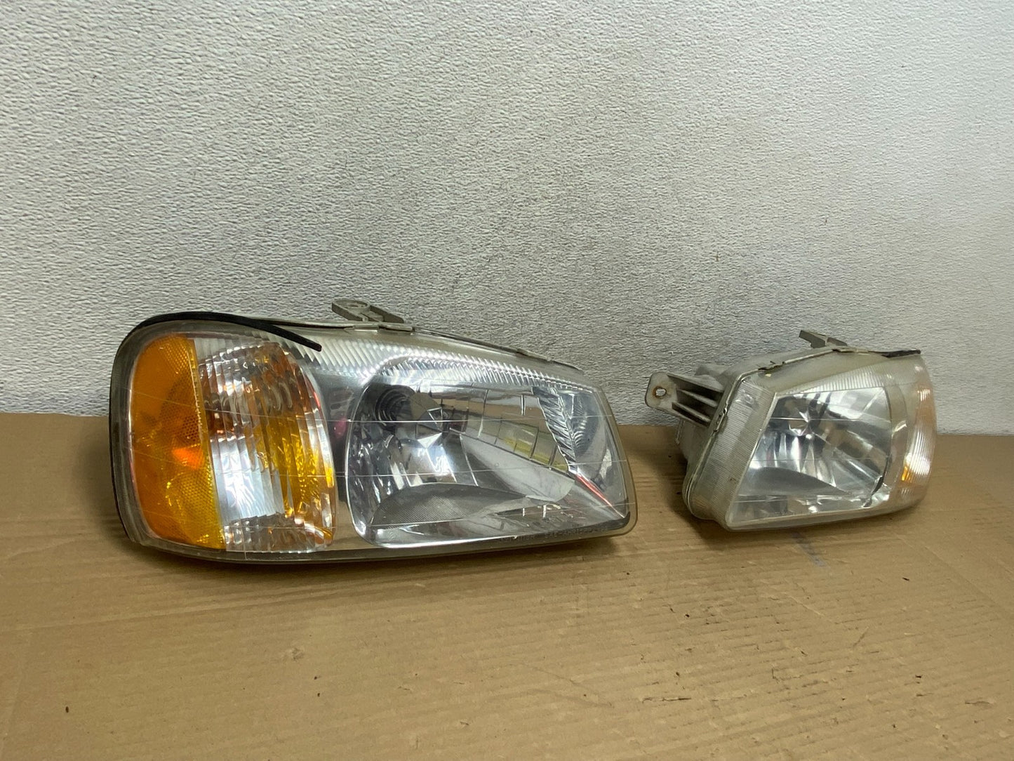 2000 to 2002 Hyundai Accent Left+Right Halogen Headlights AG8955 DW1
