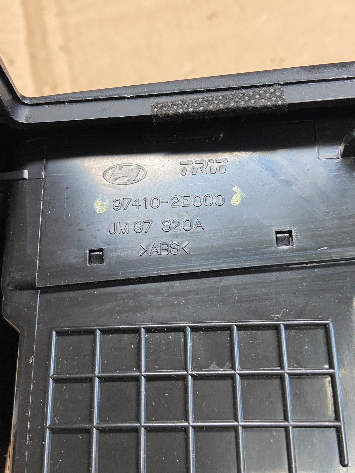2005 - 2009 Hyundai Tucson Center Radio Climate Control Air Vent Bezel ai6096 DG4