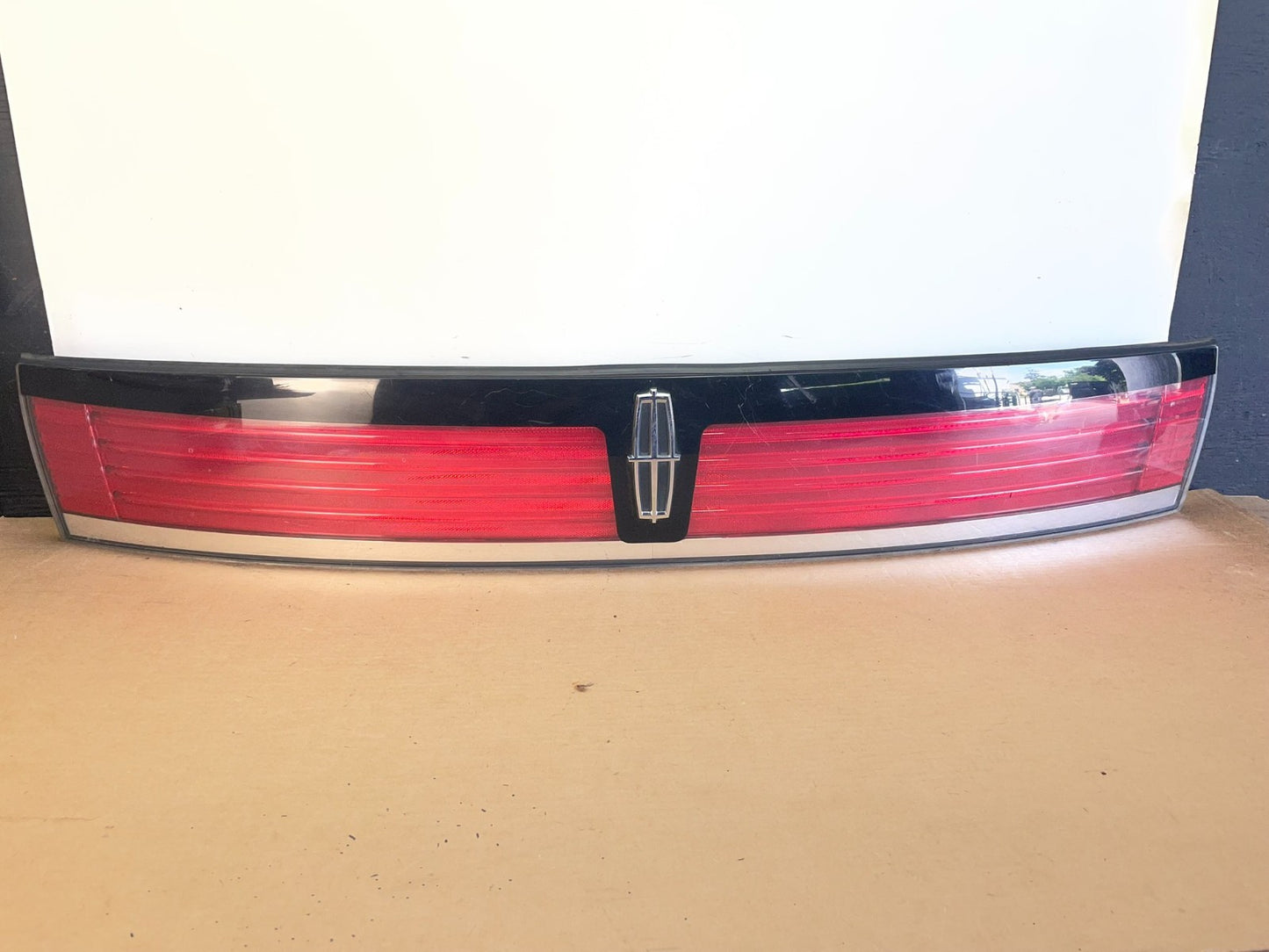 2007 to 2010 Lincoln MKX Center Tail Light Lamp Panel Trim AF8733 DG0