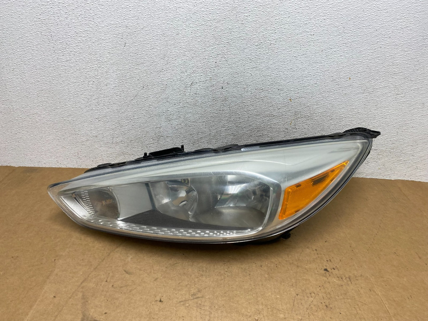 2015 to 2018 Ford Focus Left Driver LH Side Headlight AE3165 DW0