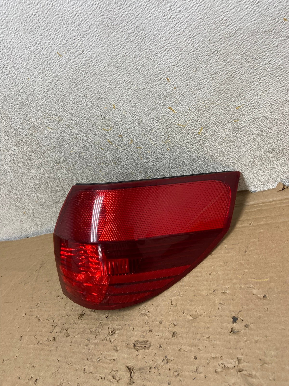 2004-2005 Toyota Sienna Right Passenger Rh Side Tail Light AH9152 LK1