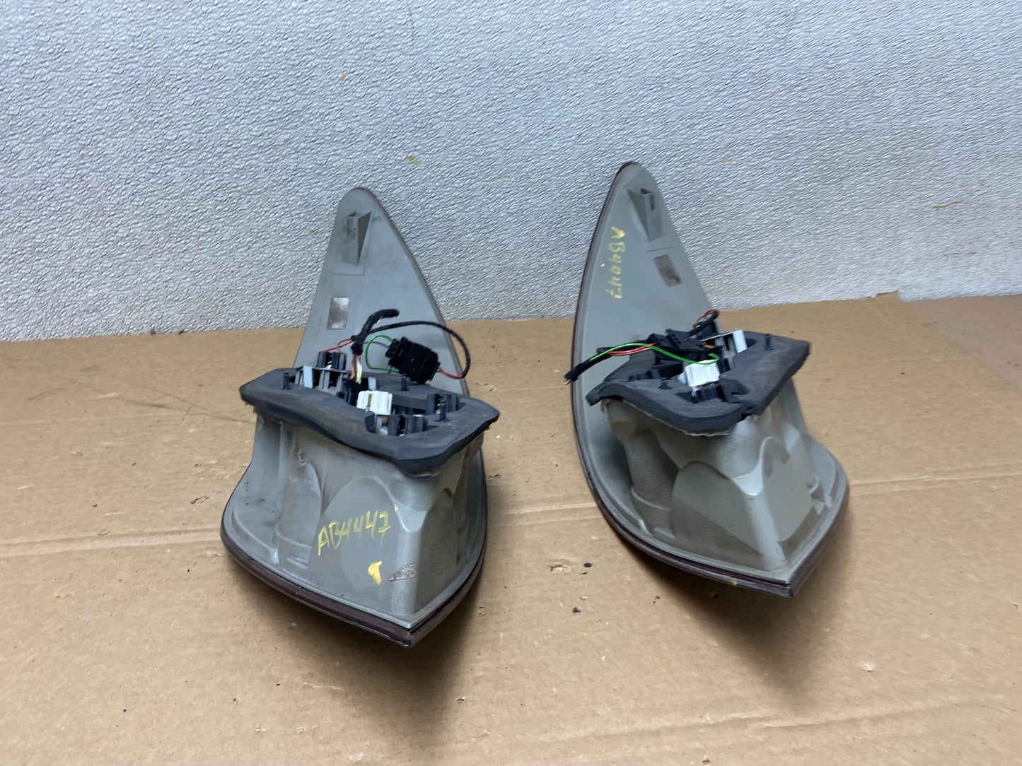 2006 to 2010 Mercedes W251 R-Class Left+Right Side Tail Lights AB4447 DW9