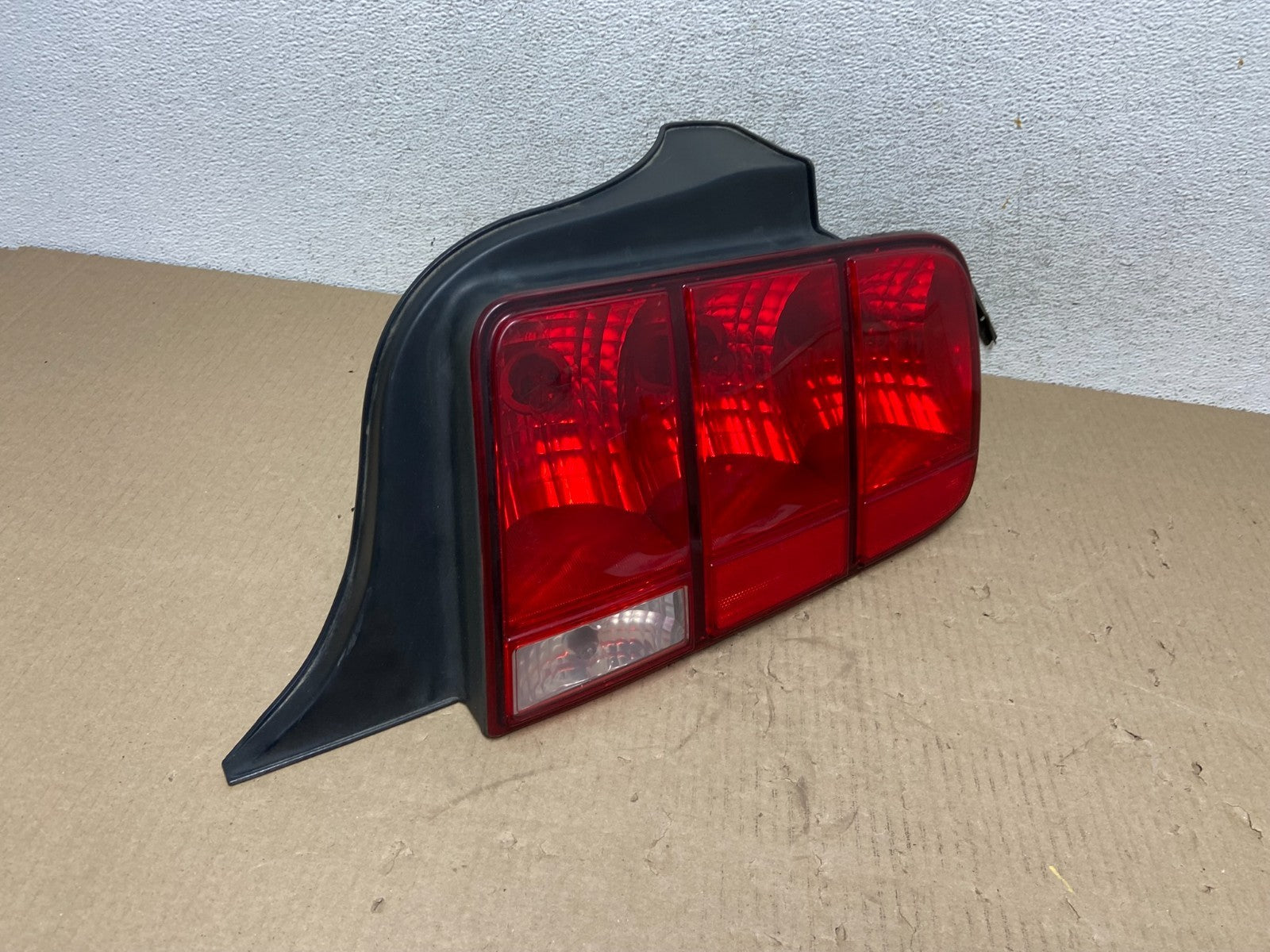 2005 - 2009 Ford Mustang Right Passenger RH Side Tail Light AG5908 DW2