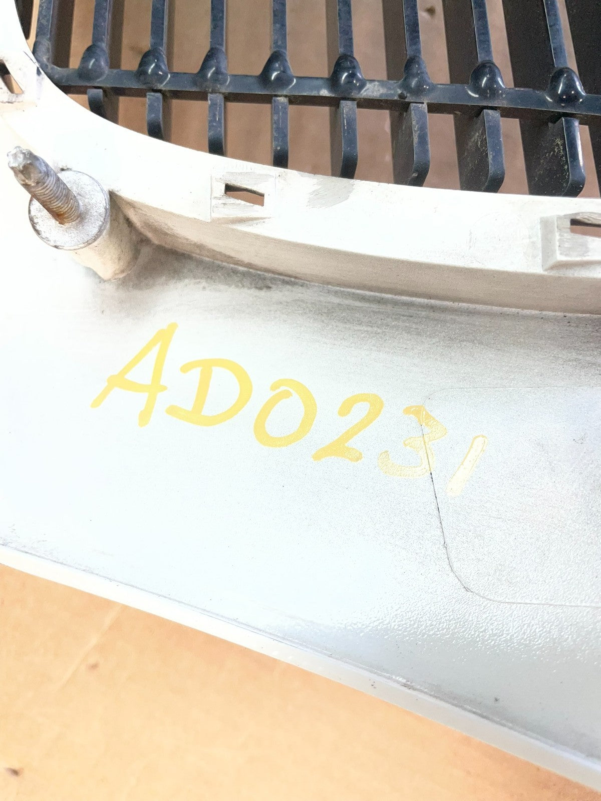 2000 to 2005 Cadillac Deville Front Hood Bumper Grille Grill AD02315