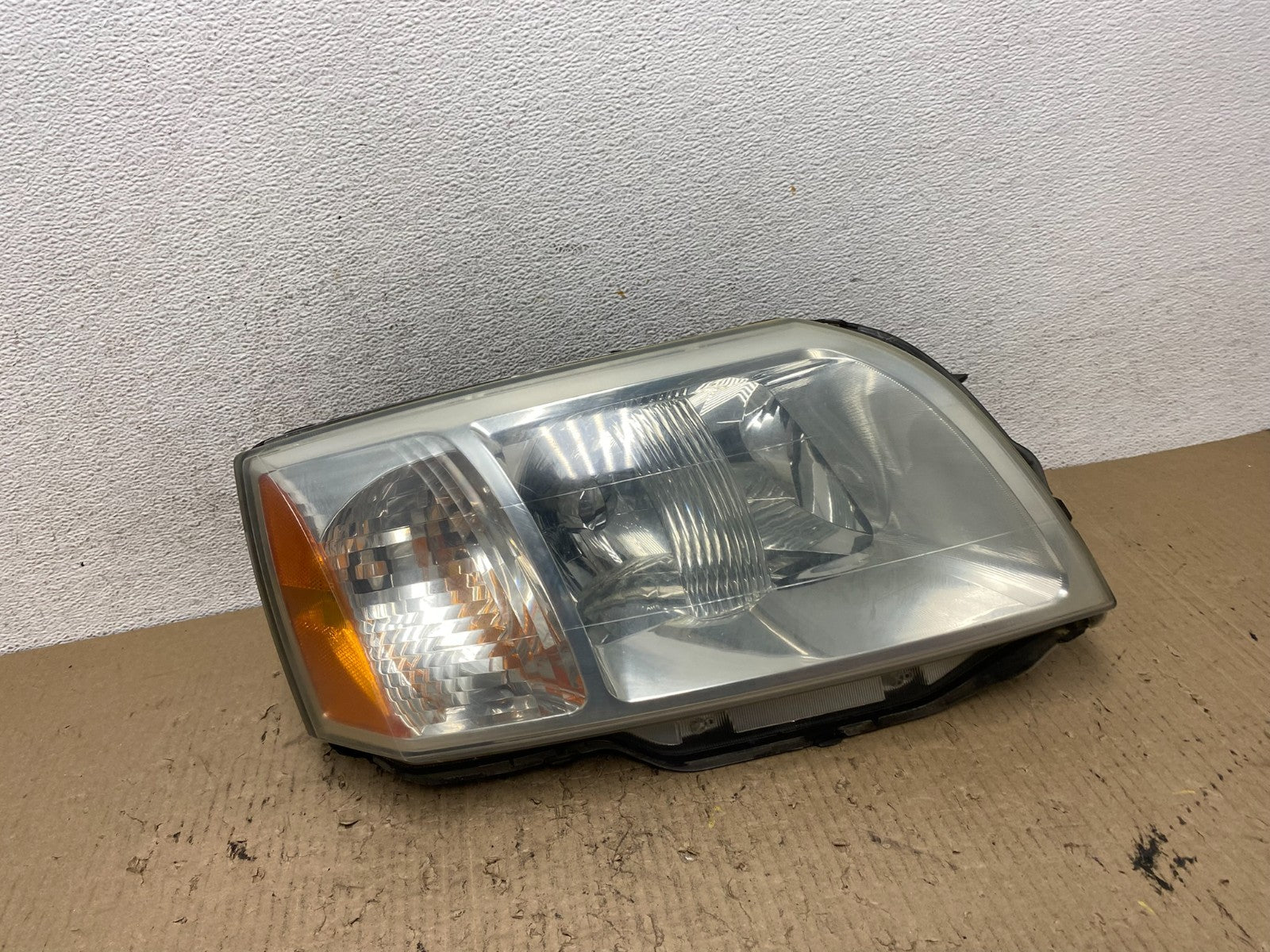 2004 - 2011 Mitsubishi Endeavor Headlight Right Passenger Rh Side AF7186 DW0