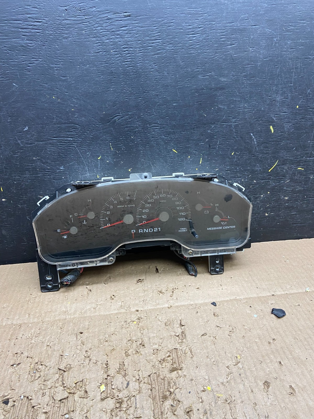2008 2010 Land Rover LR2 Speedometer Cluster Gauge OEM V7750 DG0