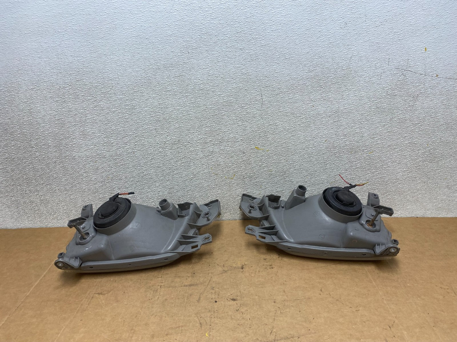 2001 to 2002 Subaru Forester Left+Right Halogen Headlights X3942 DW8