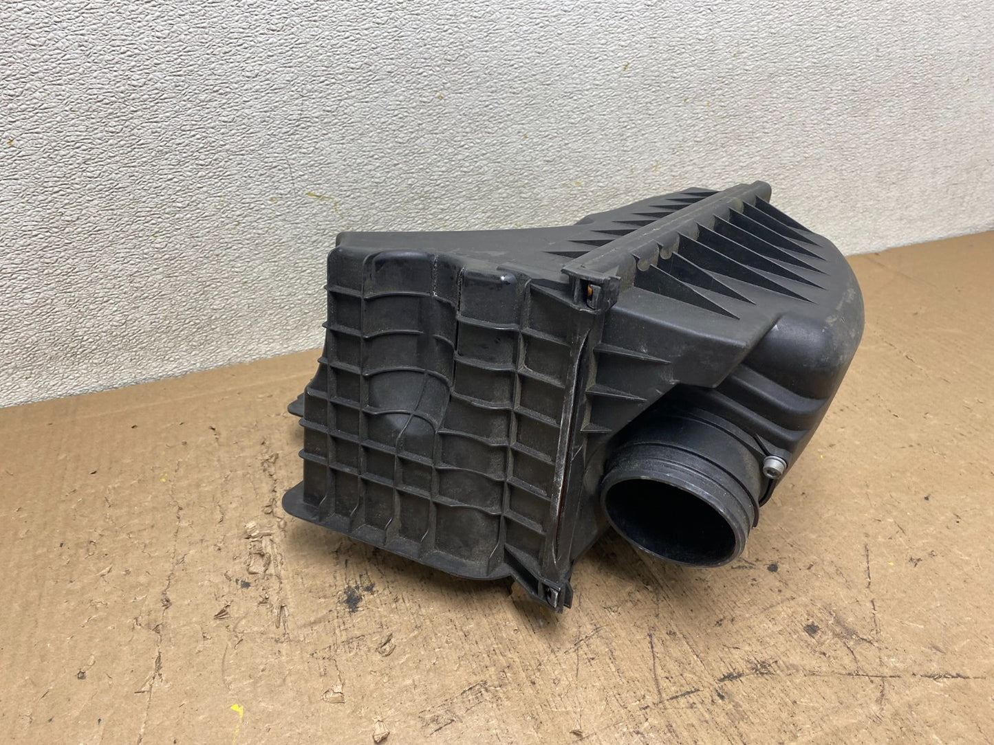 2006 to 2008 BMW 7 E65 E66 750Li 750i Left Side Air Cleaner Intake Box S1794 DG6