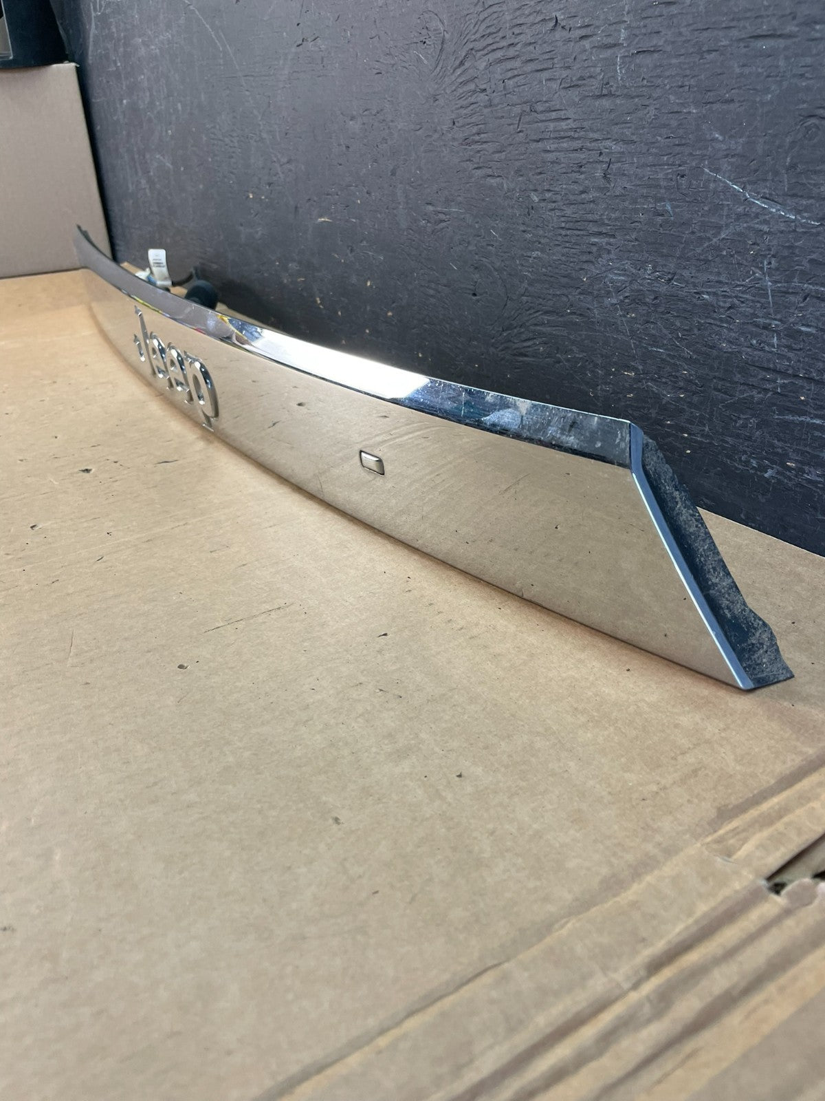 2011-2013 Jeep Grand Cherokee Liftgate Garnish Molding Trim W/O Camera AE8380 DG1