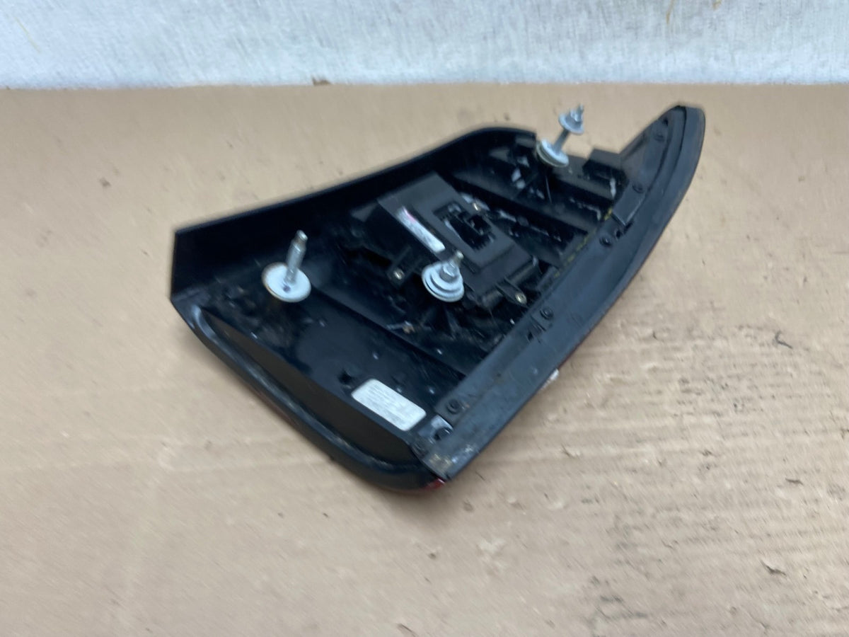 2000 to 2005 Cadillac Deville Left Driver Lh Side Tail Light AH9541 LK5