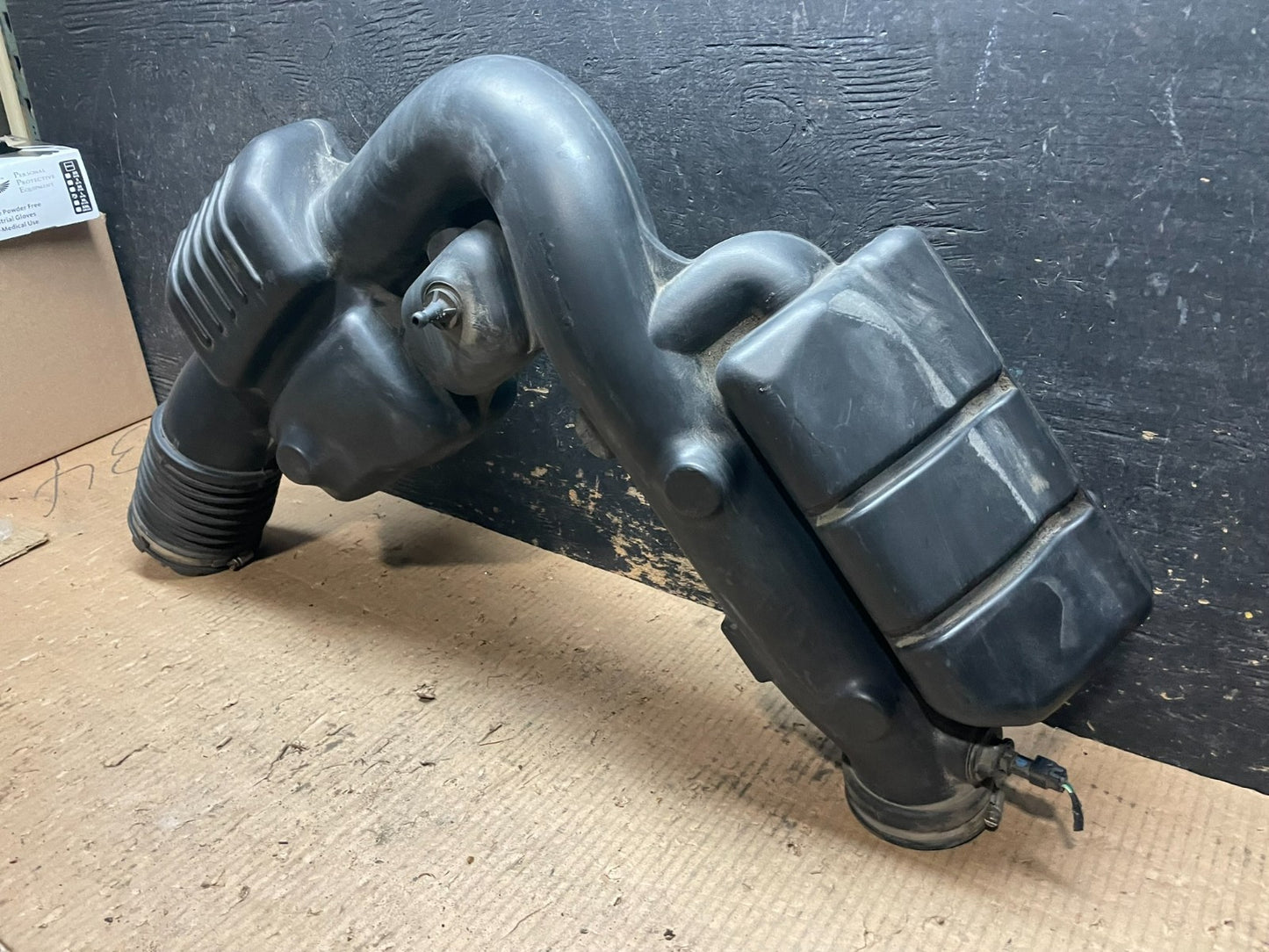 2011 - 2013 Dodge Durango 3.6L Resonator Air Intake Tube y6617 DG2