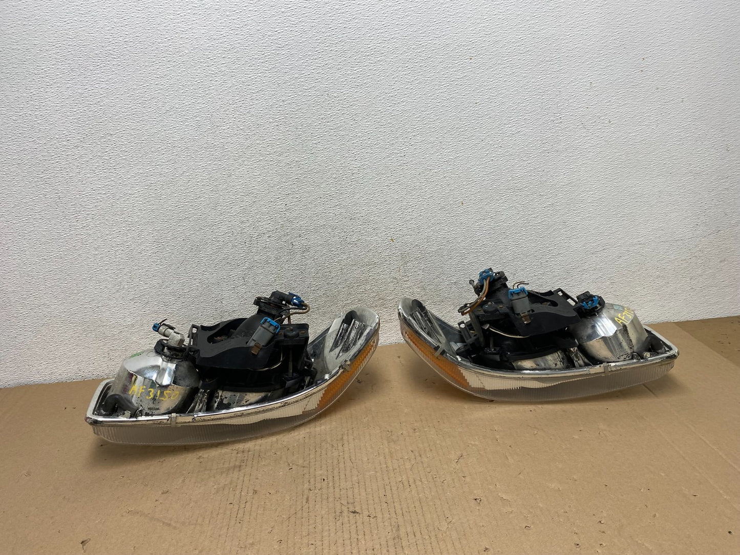 2001 - 2006 GMC Yukon Halogen Left+Right Side Set Headlights af3150 DG8