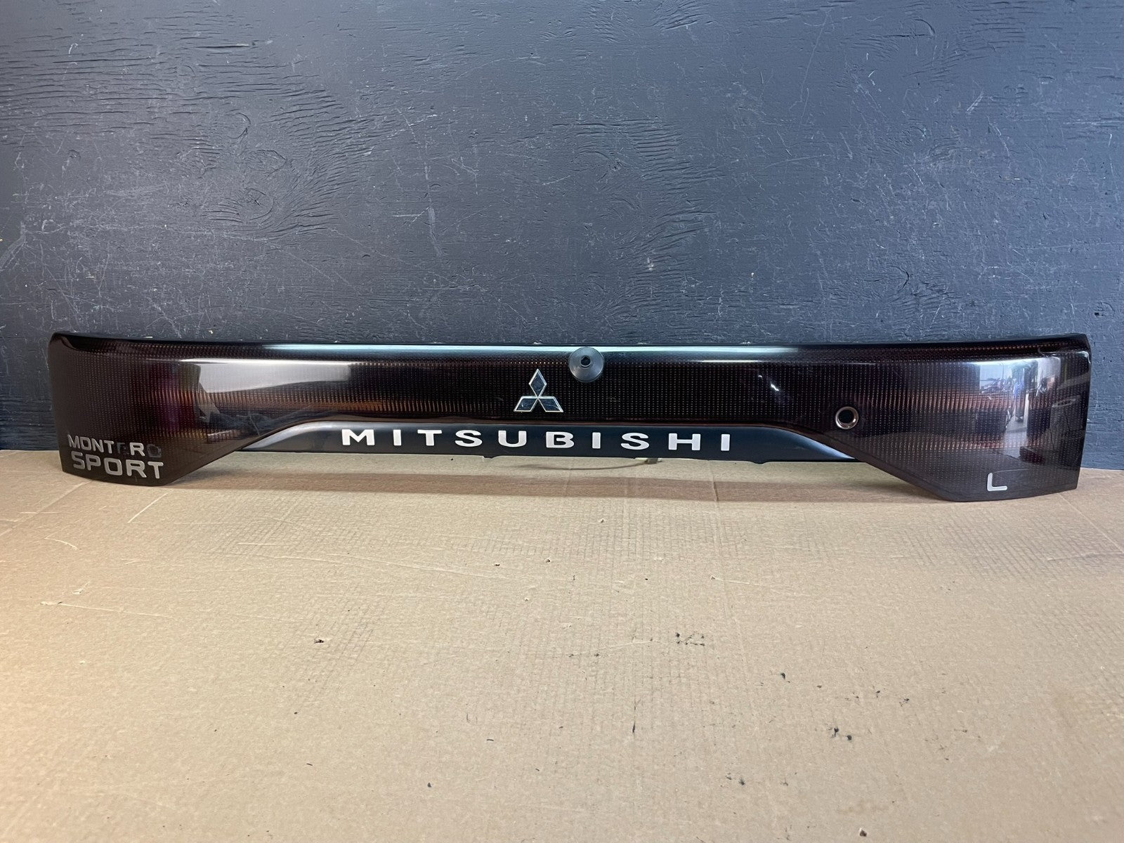 1997-2000 Mitsubishi Montero Sport Tailgate Center Tail Light Panel AF52330