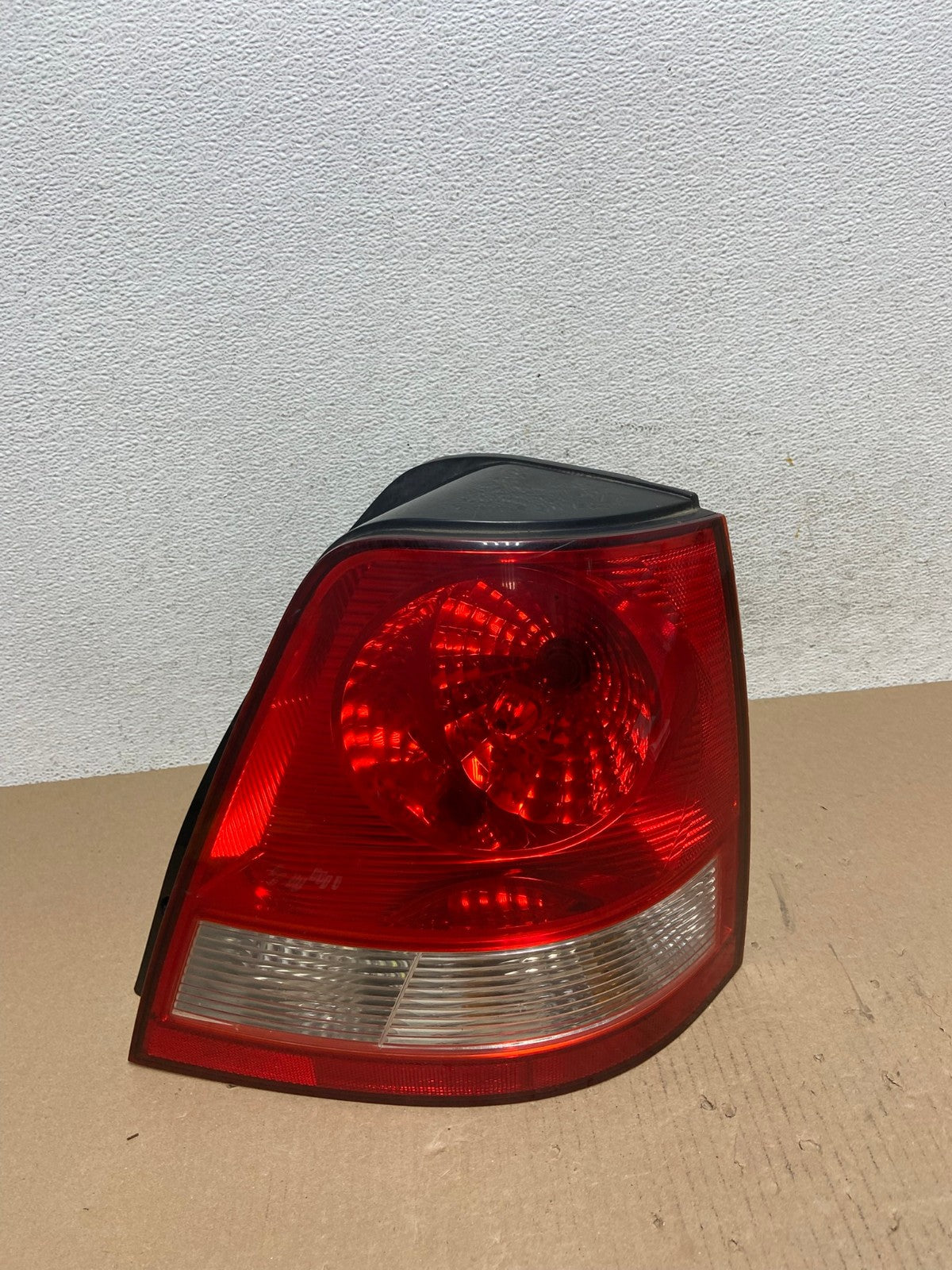 2003 to 2006 Kia Sorento Right Passenger RH Side Tail Light AE7213 LK0