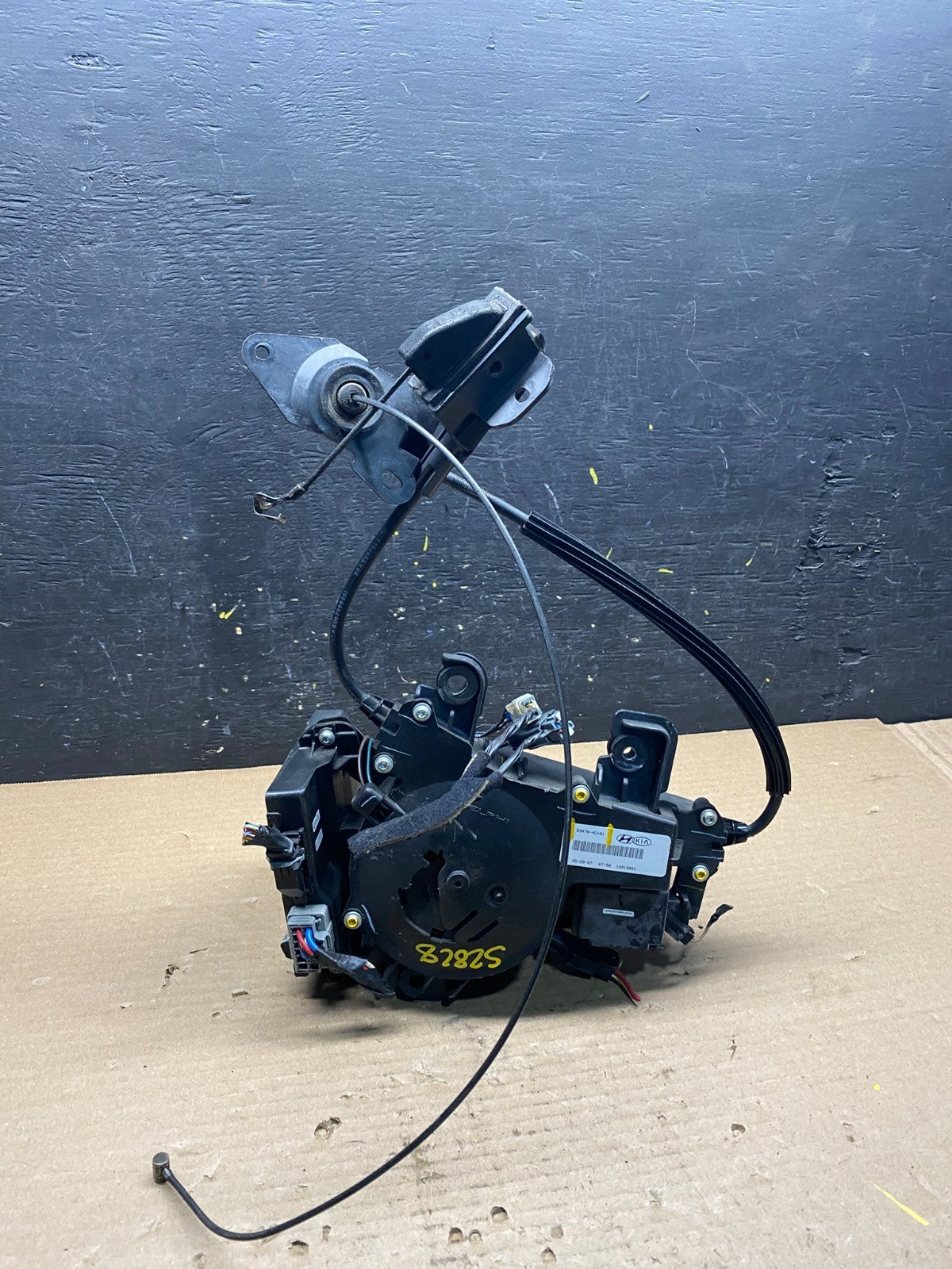 2007-2014 Kia Sedona Left Electric Power Sliding Door Motor Regulator S2828 DG2