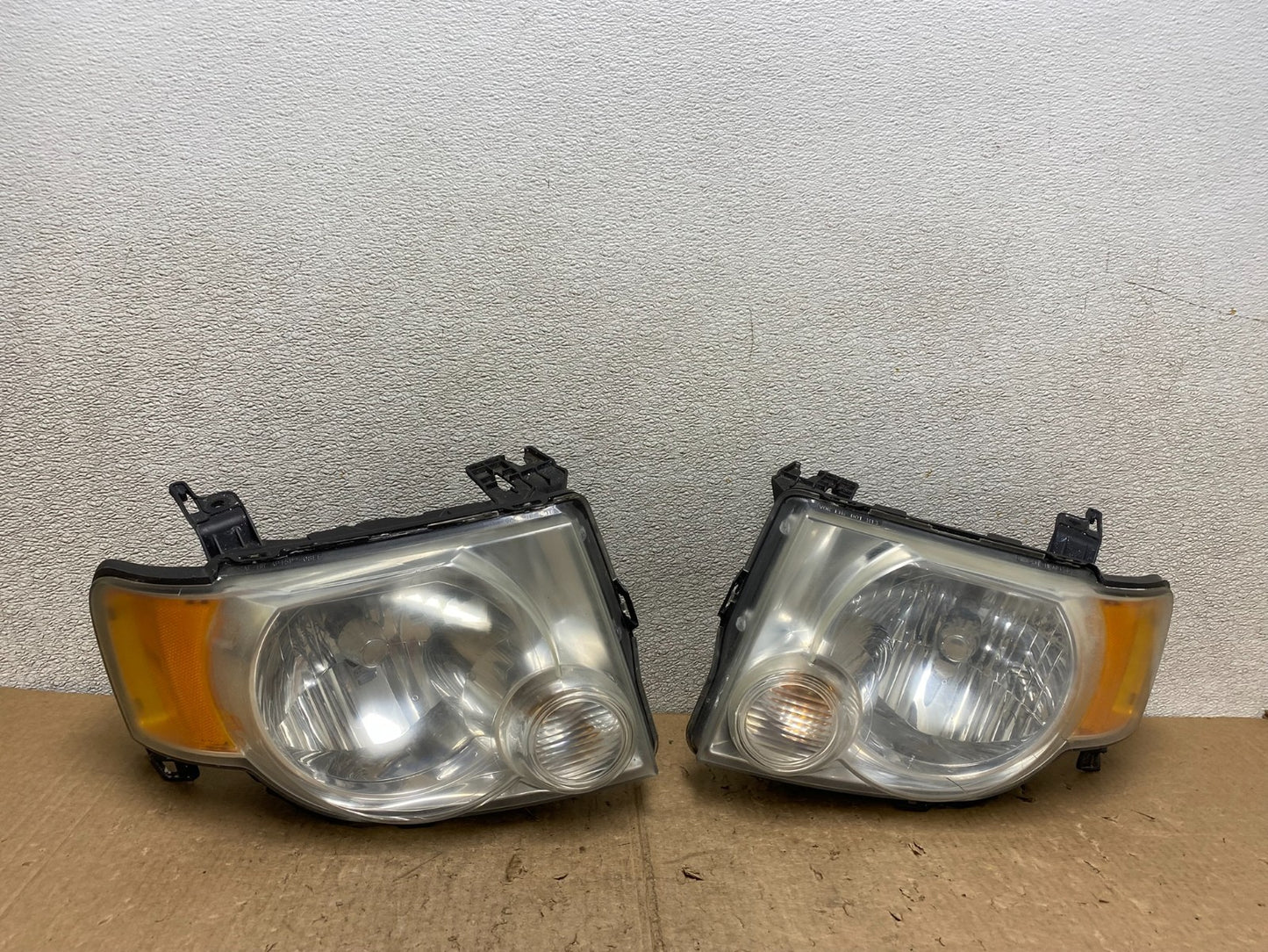 2008 to 2012 Ford Escape Headlights Left+Right Side Set Halogen V3727 DW0
