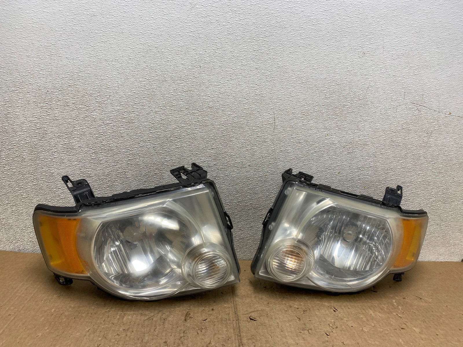 2008 to 2012 Ford Escape Headlights Left+Right Side Set Halogen V3727 DW0
