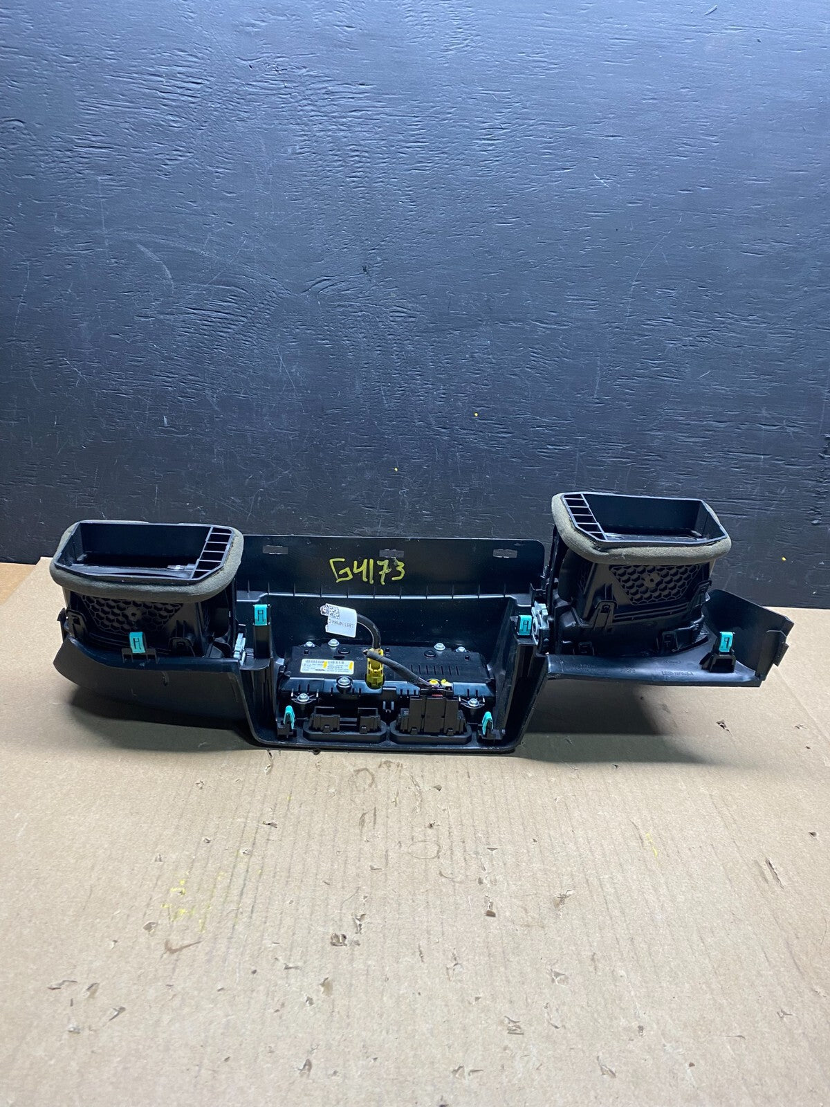 2020 to 2023 Ford Explorer Console Radio Display Screen Air Vents G4173 DG15