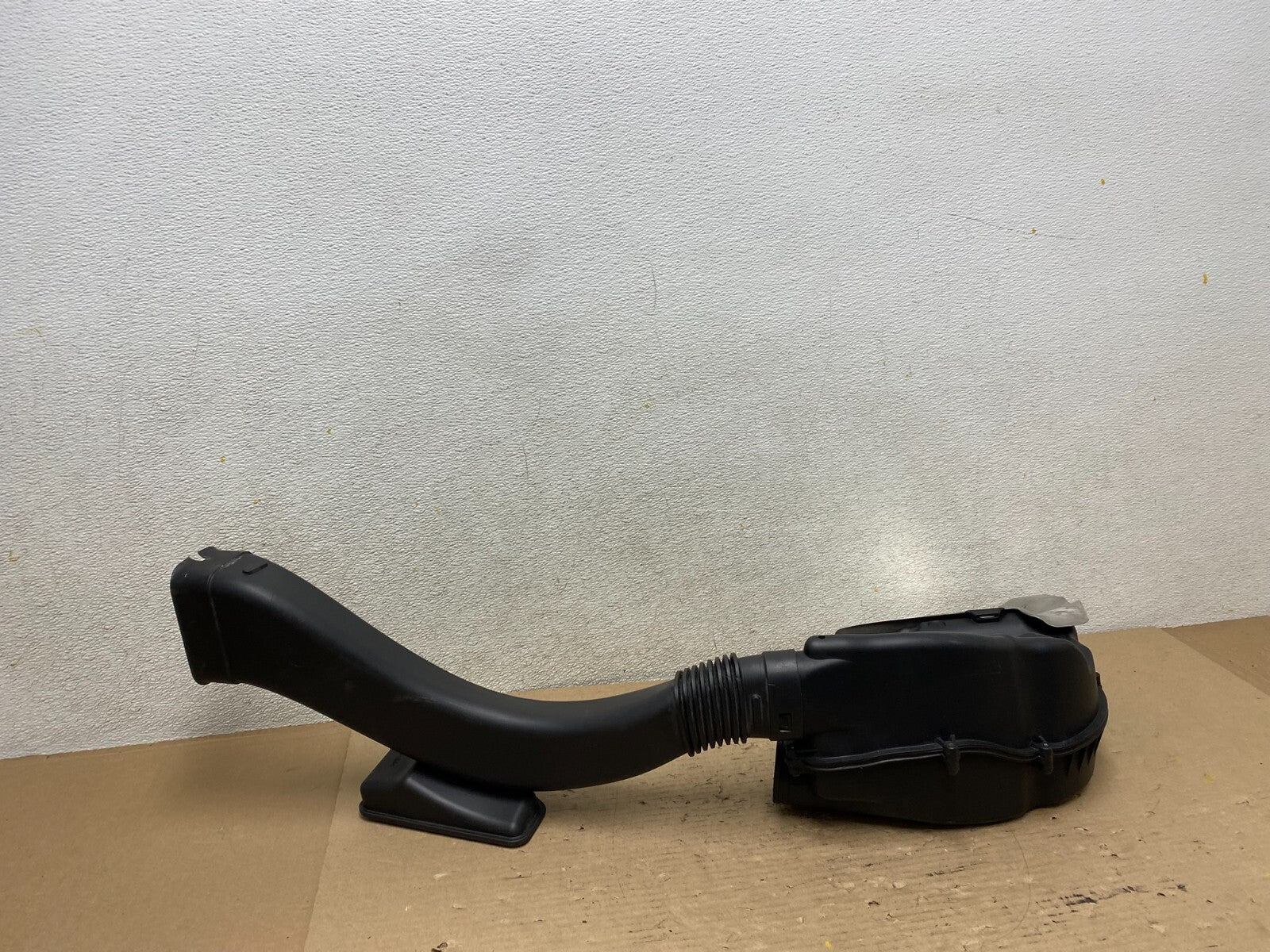 2010-2015 BMW 550i 750i Right Passenger Engine Air Cleaner Filter Bow G71704