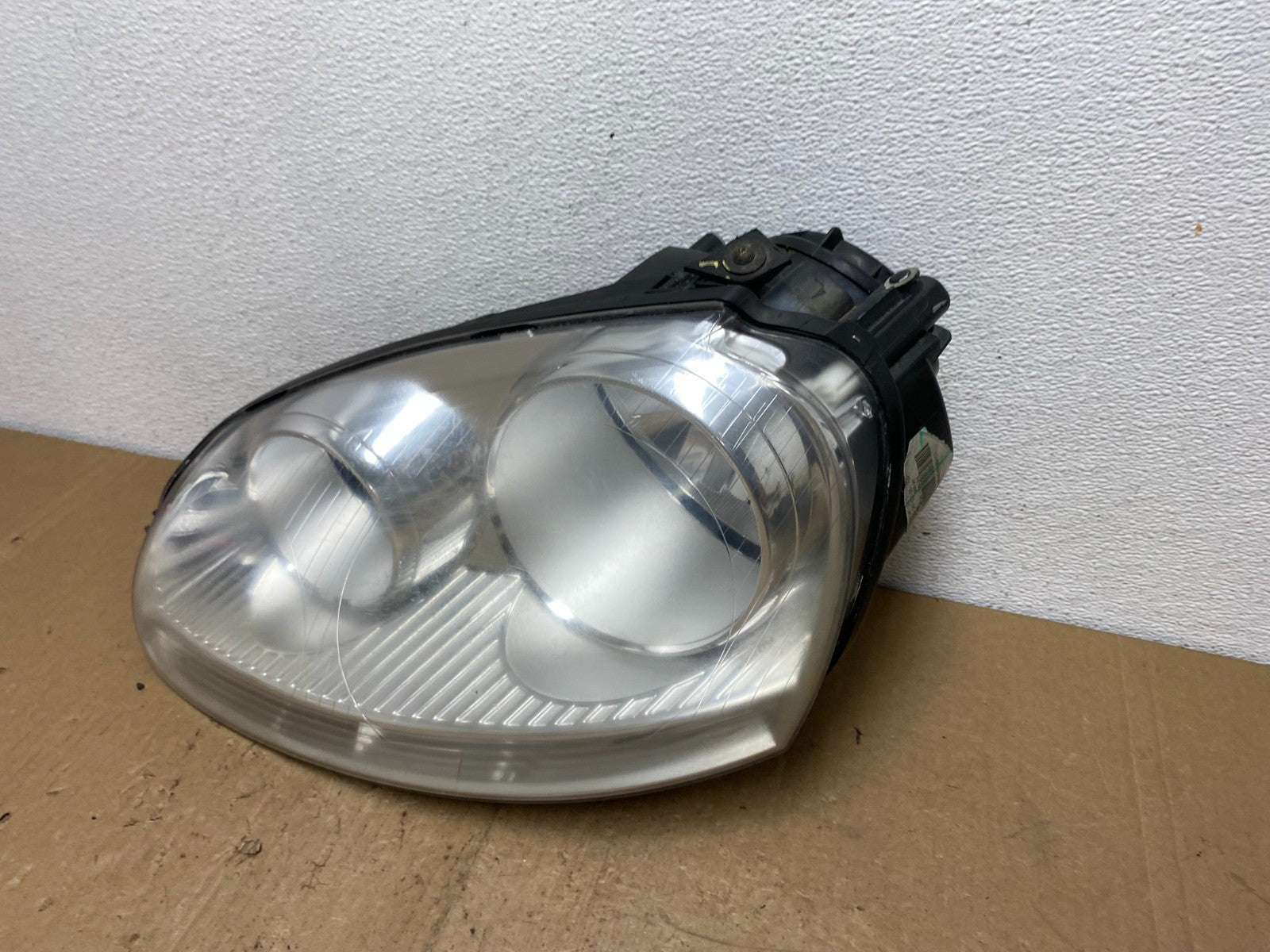 2005 to 2010 Volkswagen Jetta Left Driver LH Side Headlight Halogen AC6007 DW1