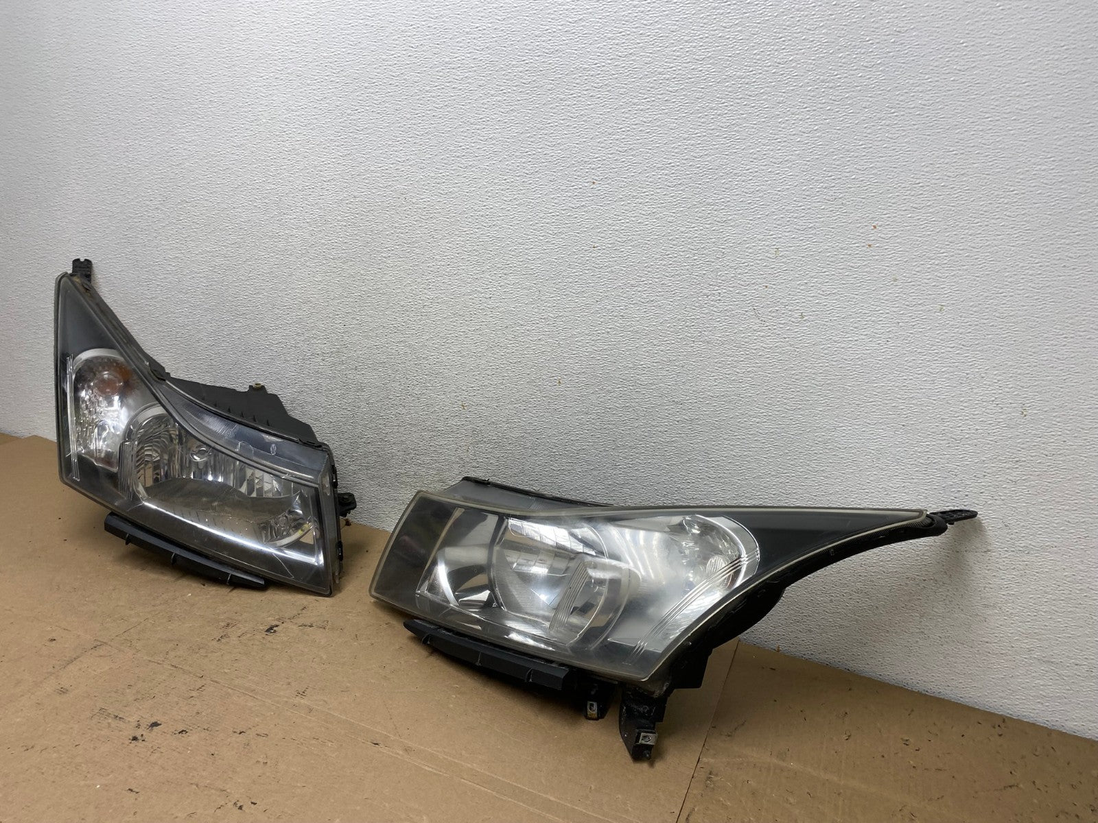 2011 to 2015 Chevrolet Cruze Halogen Left+Right Set Headlights AF4630 LK1