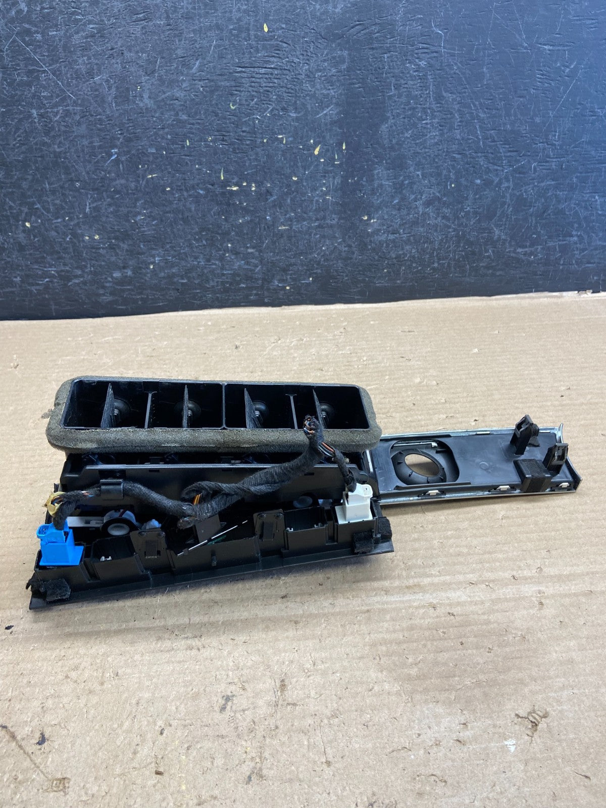 2005 to 2011 Audi A6 Center Dashboard Air Vent AH3823 DG6