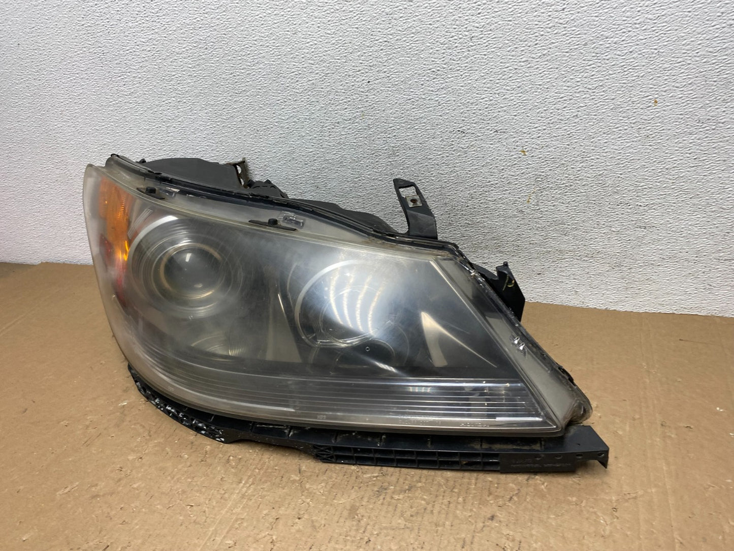 2005 to 2008 Acura RL Right Passenger Rh Side XENON HID Headlight AD8821 DW1