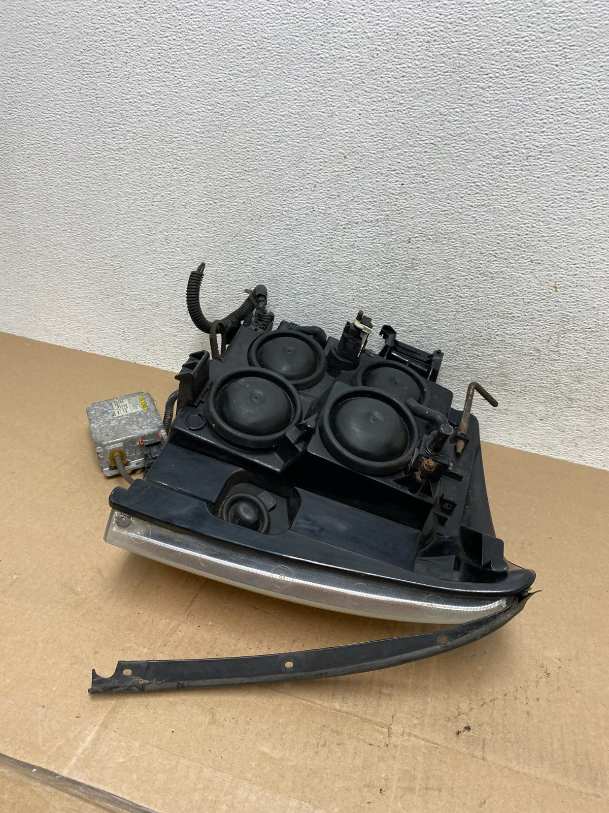2002-2006 Cadillac Escalade Right Passenger Side Xenon HID Headlight AE66746