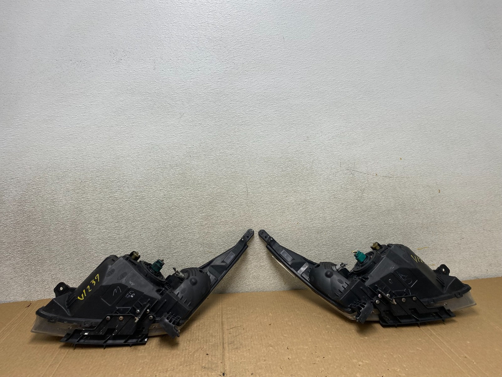 2011 to 2015 Chevrolet Cruze Halogen Left+Right Set Headlights V1239 DW11