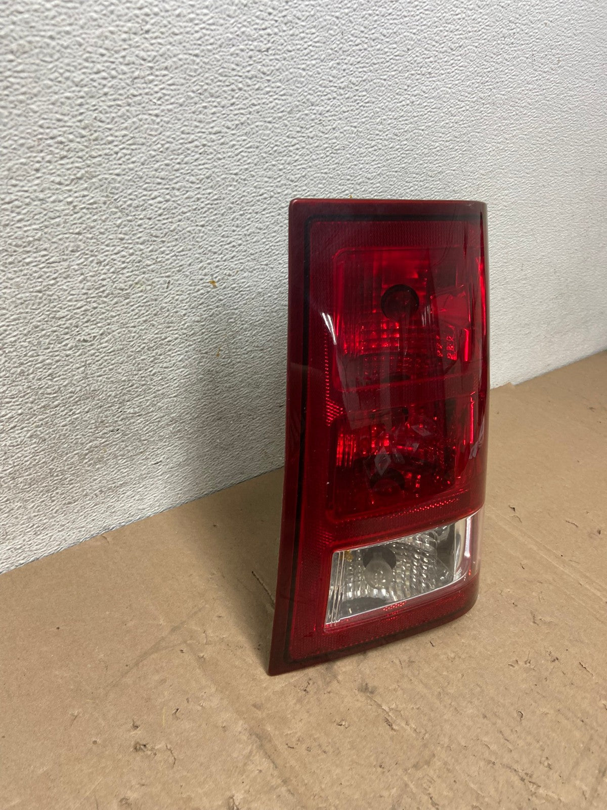 2005 - 2006 Jeep Grand Cherokee Right Passenger Rh Tail Light AG5297 LK2