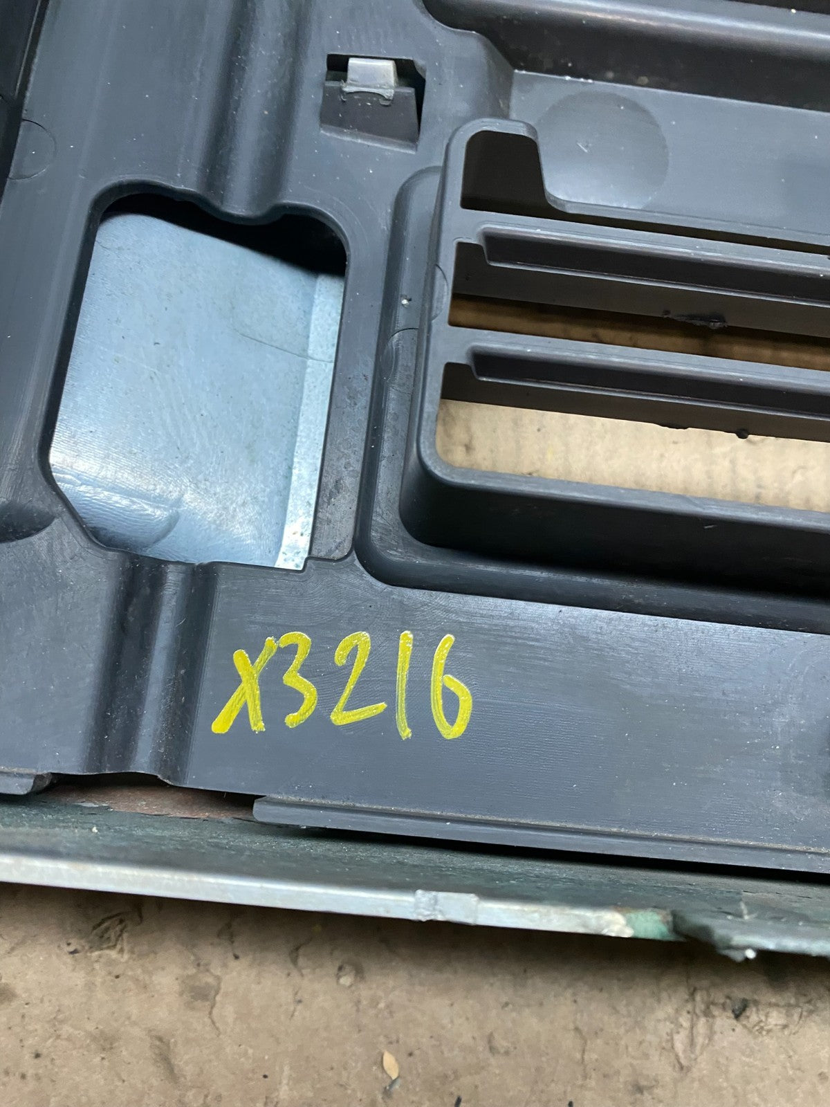 2008-2014 Ford Econoline E150 E250 Front Upper Chrome Grill Grille Oem X3216 DG17