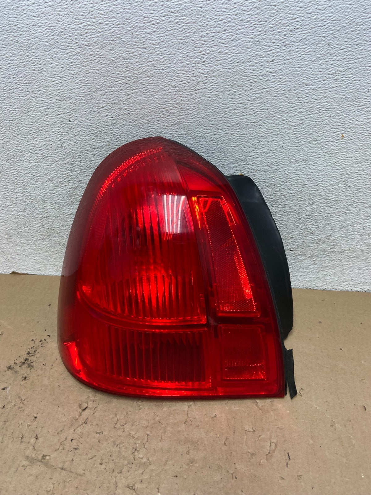 2003 to 2011 Lincoln Town Car Left Driver Lh Side Tail Light AG43760