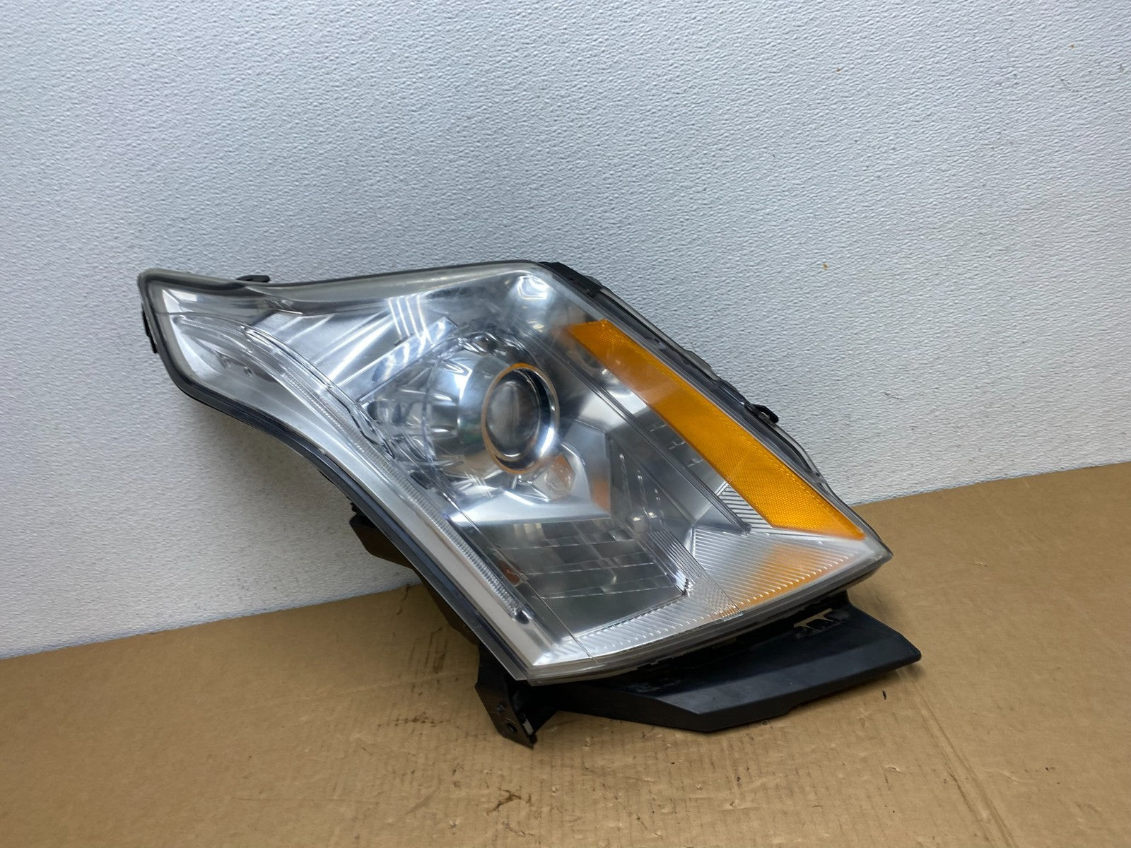 Xenon 2010 to 2016 Cadillac SRX Right Passegner Side Headlight AC7601 DW0