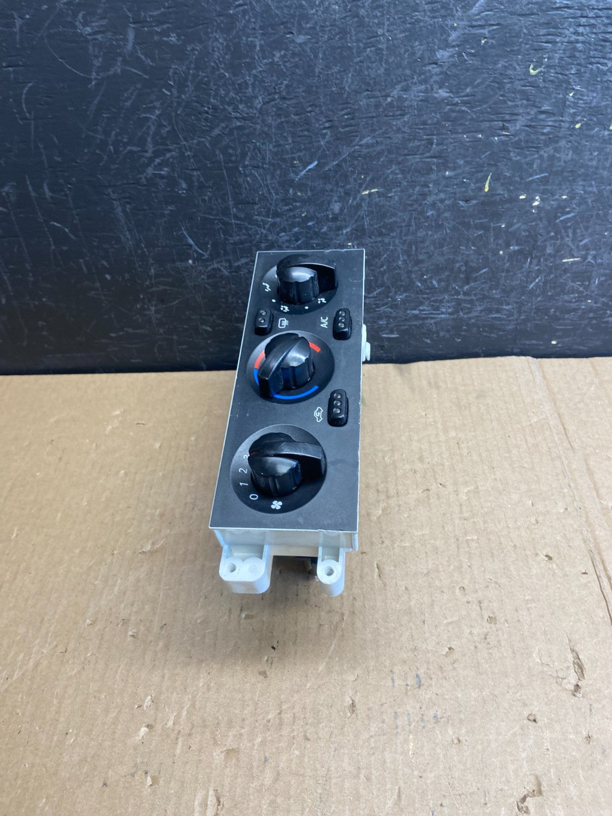 2001-2004 Nissan Xterra Heater A/C Climate Temperature Control AE3811 DG4