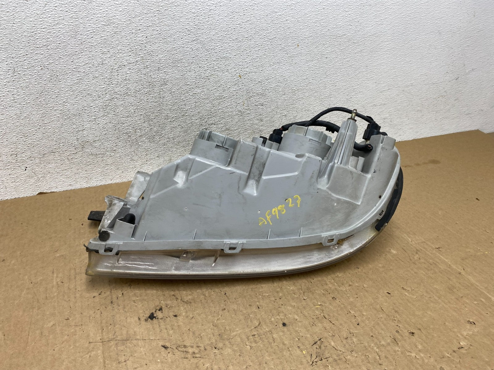 2002 to 2005 Kia Sedona Right Passenger RH Side Headlight AF9827 DW7