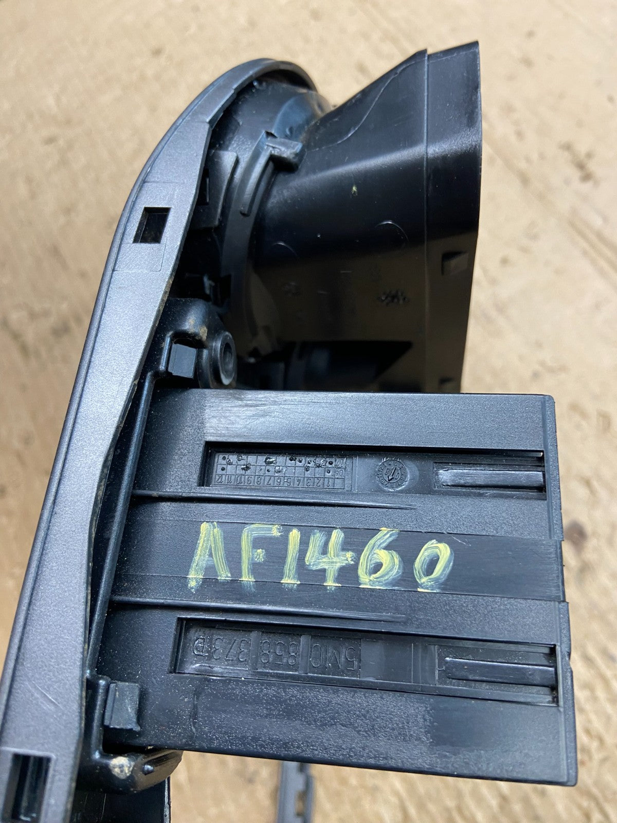 2009 2010 2011 Volkswagen Tiguan Center Dash Radio Bezel Trim AF1460 DG5