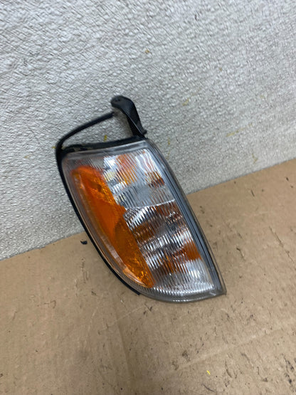 2000-2001 Nissan Xterra Right Passenger Turn Signal Headlight Light W0888 DW2