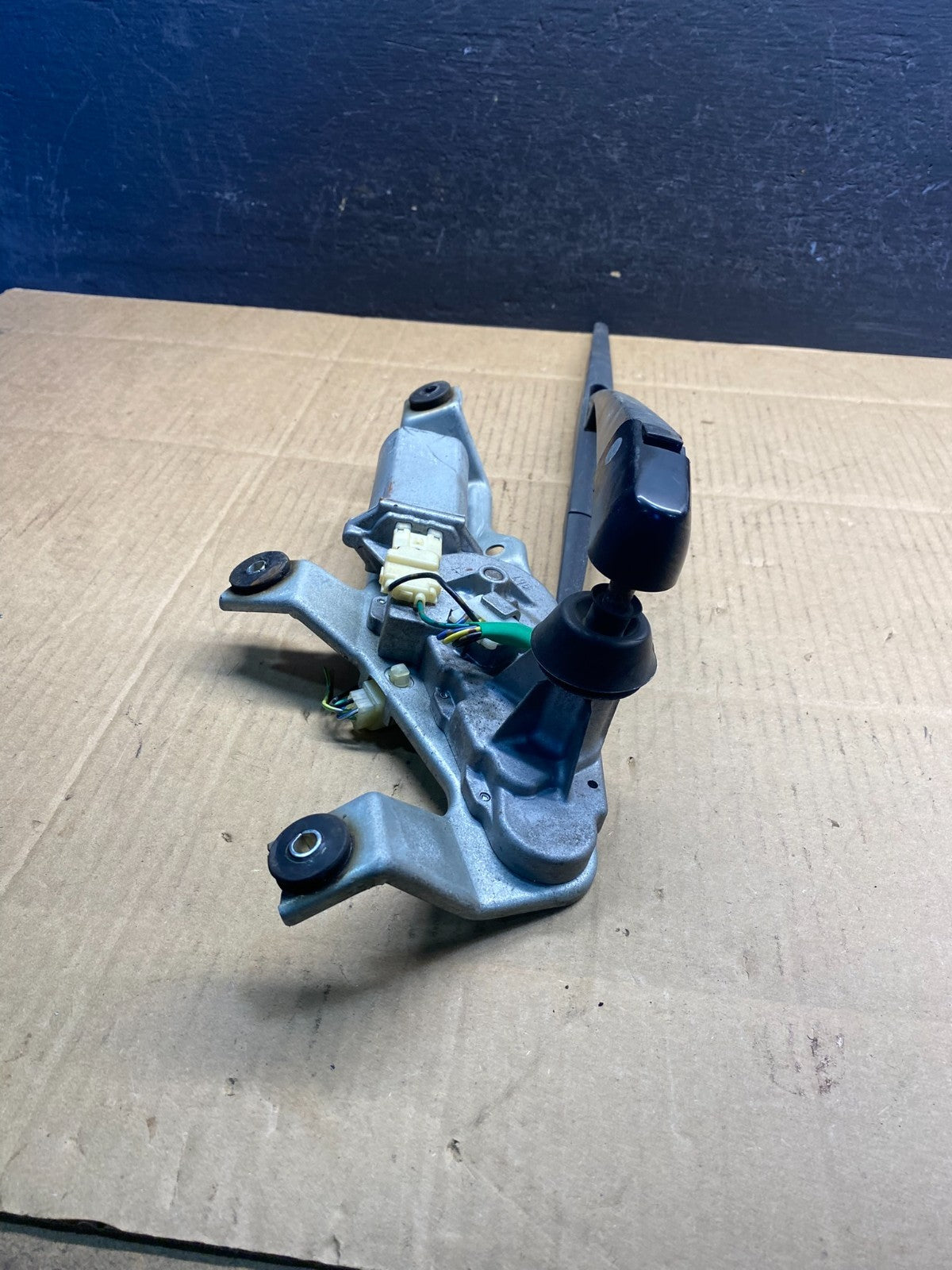 2005 to 2009 Subaru Legacy Outback Rear Windshield Wiper Motor AD50244