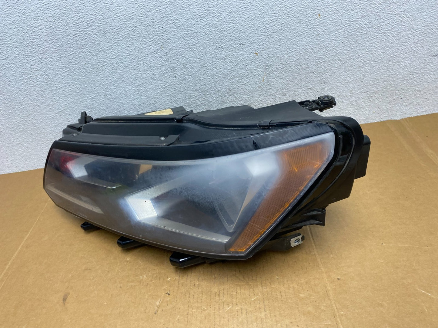 2016-209 Volkswagen Passat Left Driver LH Side Halogen Headlight AD9062 DG1