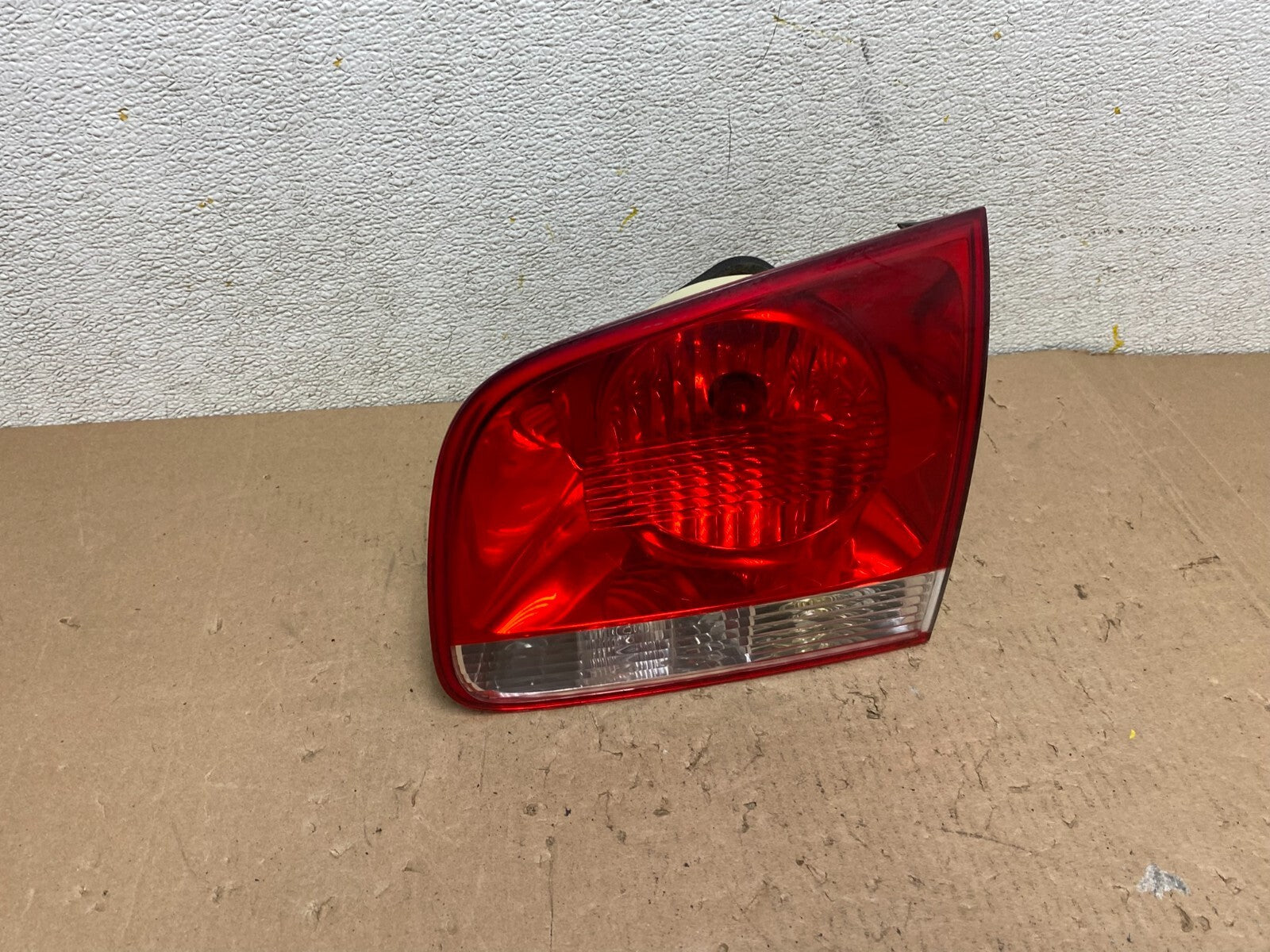 2004-2007 Volkswagen Touareg Right Passenger Rh Inner Tail Light M2211 DW0