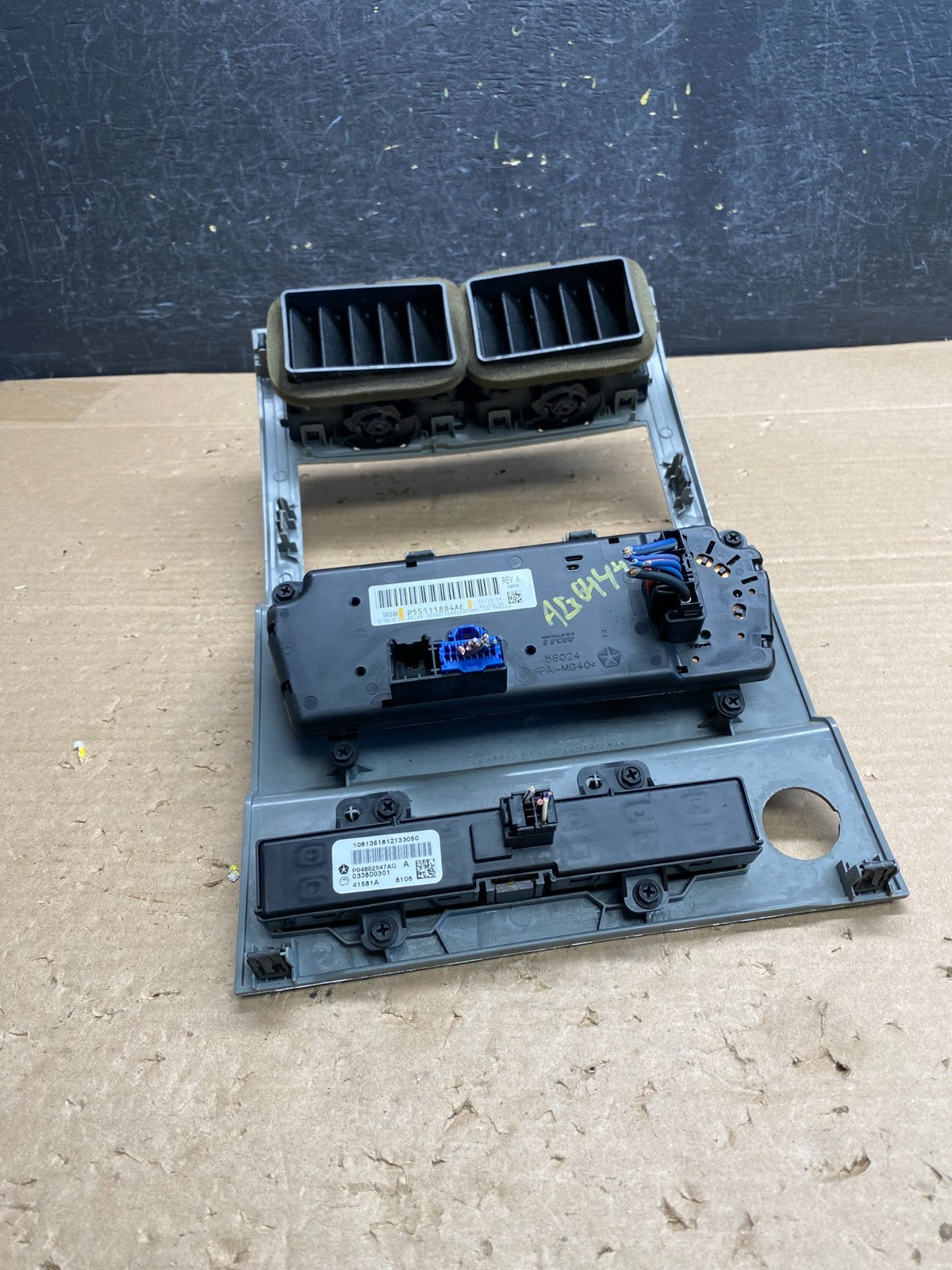 2007 to 2012 Dodge Nitro Dash Climate Temperature Control Radio Bezel AG6444 DG4