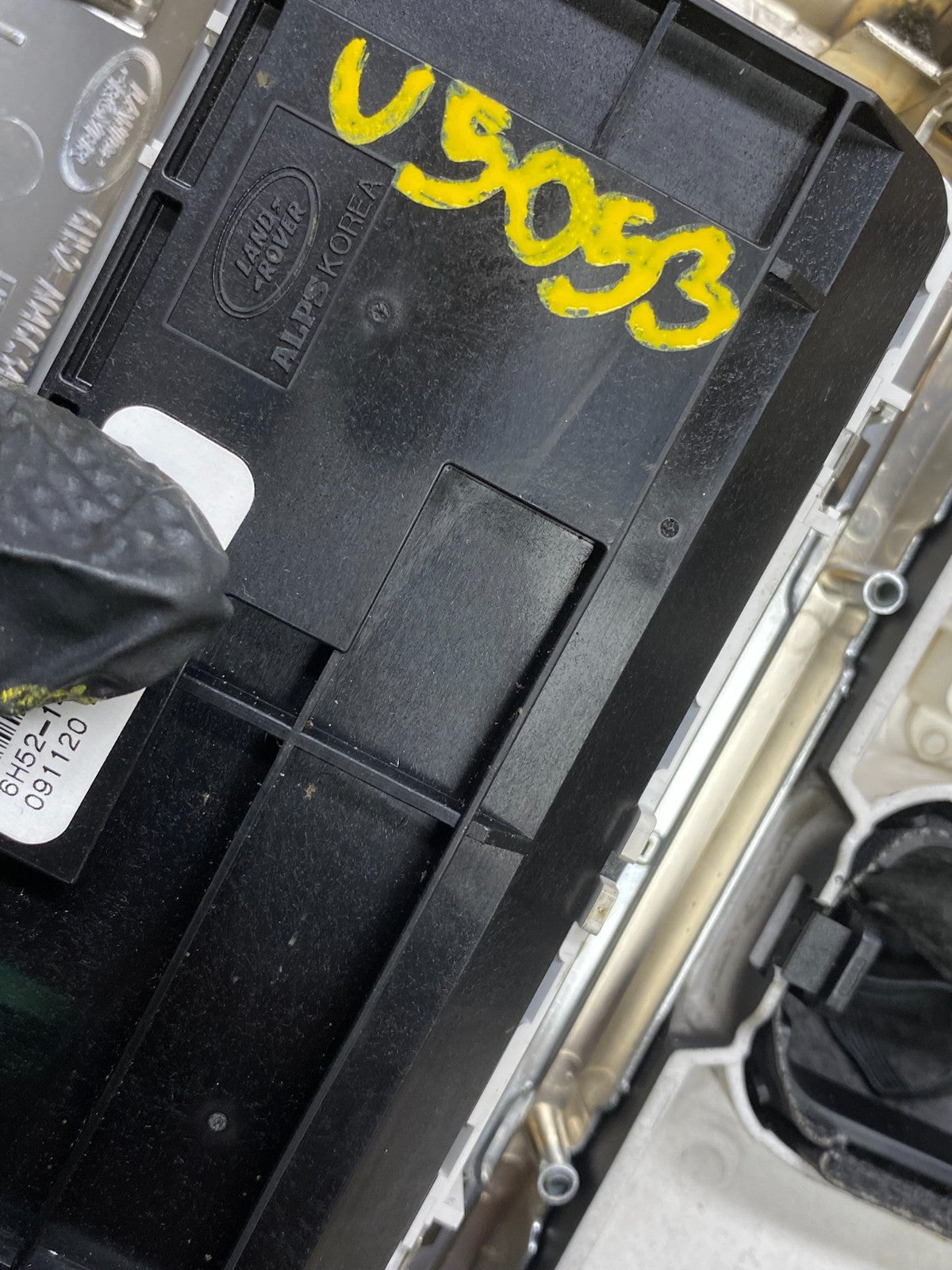 2008 - 2012 Land Rover LR2 Traction Suspension Control Switch U5053 DG7