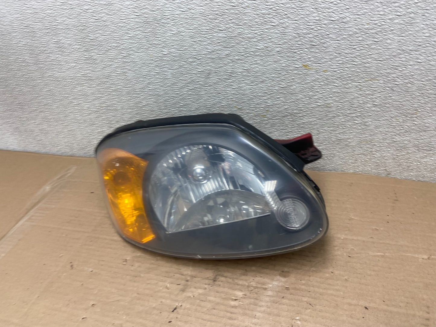 2003 to 2006 Hyundai Accent  Right Passenger  Halogen Headlight AA8748 DG1