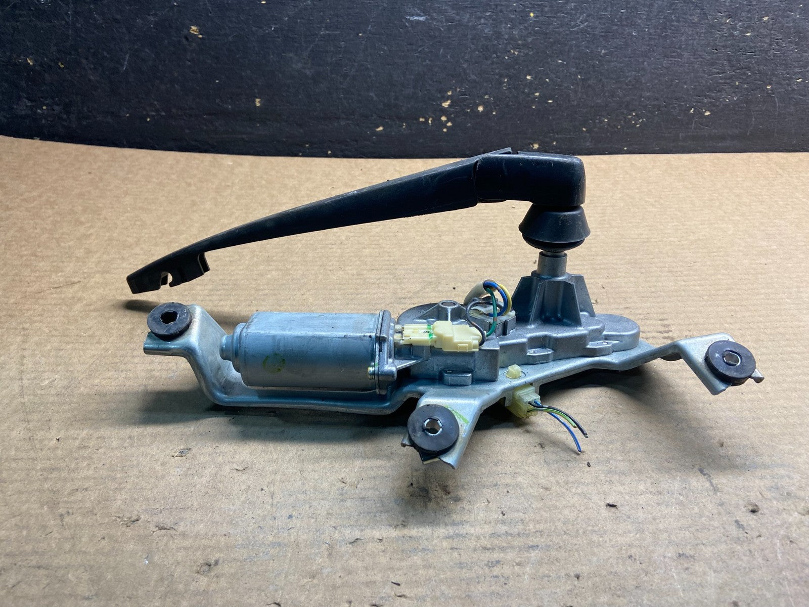 2005 to 2009 Subaru Legacy Outback Rear Windshield Wiper Motor AA06531