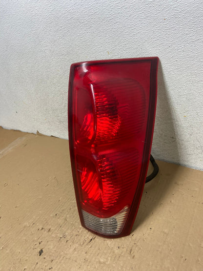 2002 - 2006 Chevrolet Avalanche Right Passenger Rh Side Tail Light AH2751 LK0
