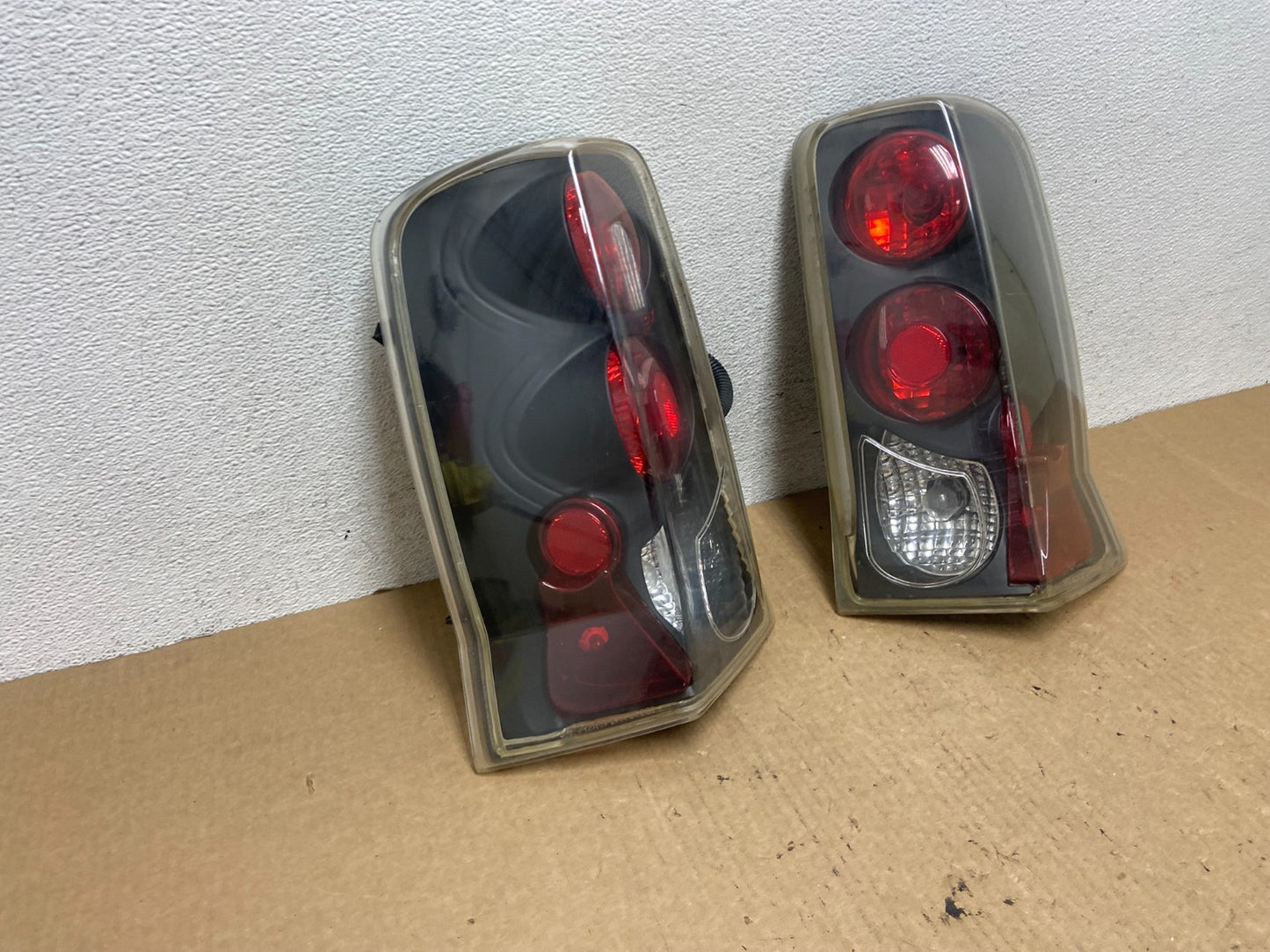 2002 to 2006 Cadillac Escalade Left+Right Side Tail Lights AF97471