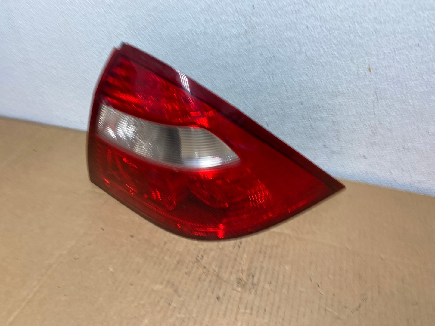 2005 2006 2007 Ford Five Hundred Right Passenger RH Side Tail Light AD0813 L1