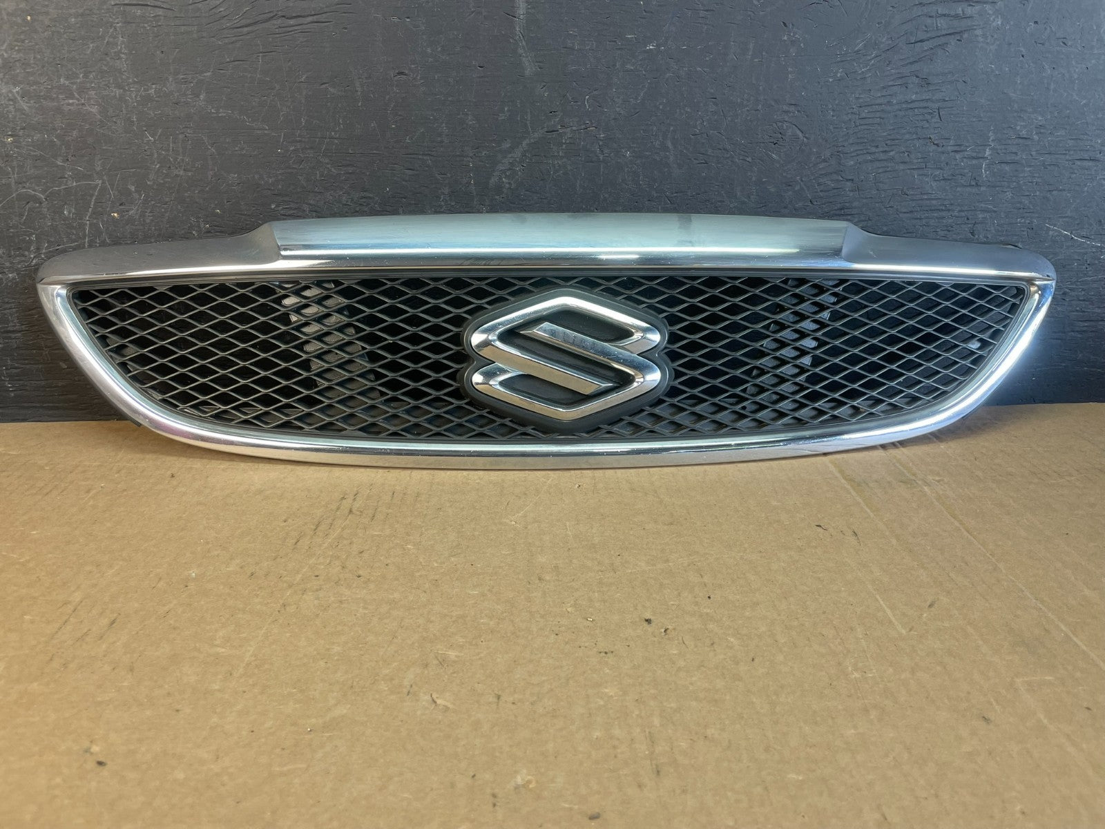 2004 to 2006 Suzuki Verona Front Grill Grille AD02030